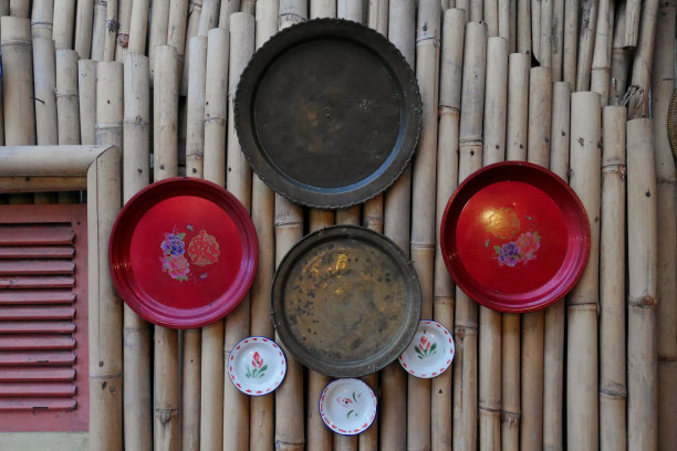 一个由锌制成的经典托盘被用作吸引人的墙壁装饰图片下载