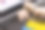 网上购物。信用卡和笔记本电脑键盘上有购物车标志的纸板箱。网上购物服务。提供送货上门服务图片下载