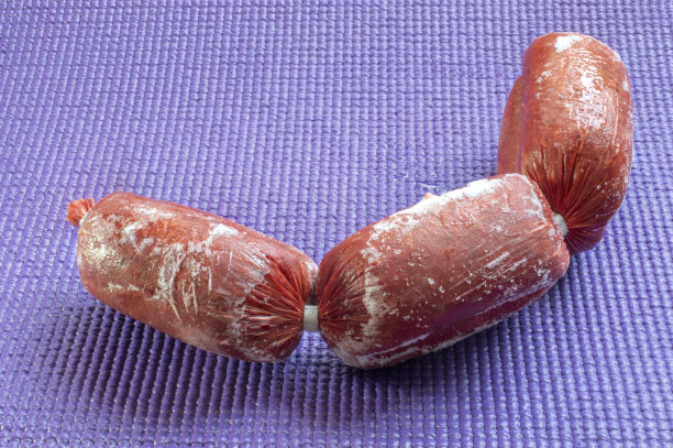 Sujuk或sucuk:土耳其蒜肠，由芳香牛肉和蒜肠制成。图片下载