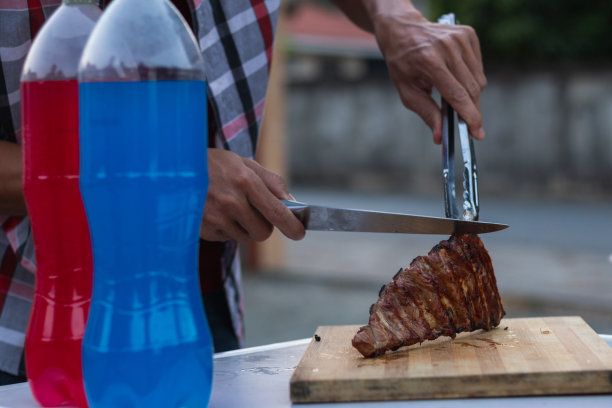 烧烤聚会用的肉和串料放在烤架上烤烧烤，为今晚家人参加烧烤聚会做好准备。派对背景图片有文本的复制空间。图片下载