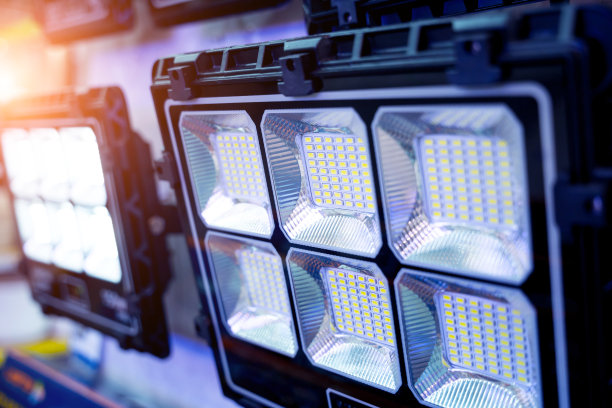 大型商店展示厅的太阳能路灯图片下载