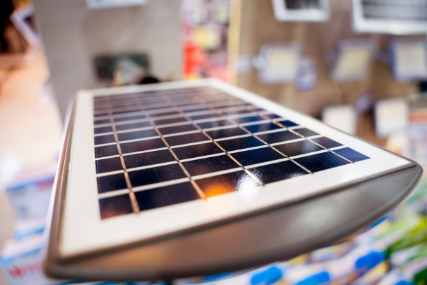 大型商店展示厅的太阳能路灯图片下载