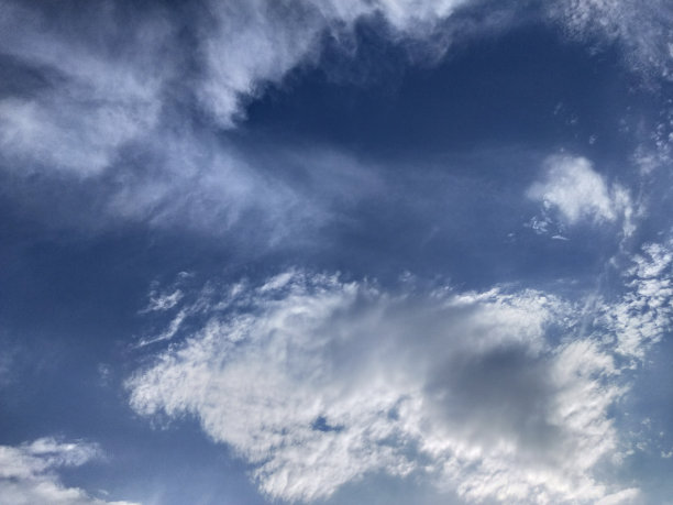 云形的伟大艺术出现在凉爽的夜空中图片下载