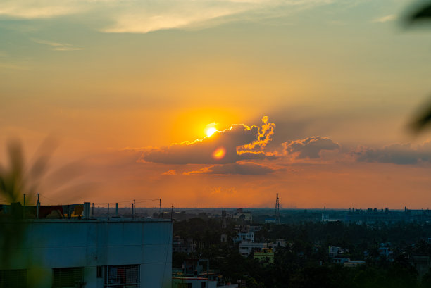 美丽的傍晚天空与云彩和夕阳与城市景观彩色图片图片下载