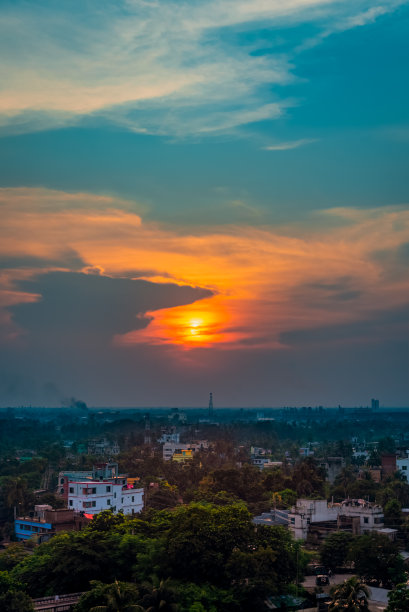 美丽的傍晚天空与云彩和夕阳与城市景观彩色图片图片下载