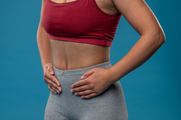 穿着运动服，腹肌平坦的女人图片下载