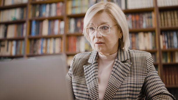 50多岁的女商人和合伙人视频通话，远程工作，创业图片下载