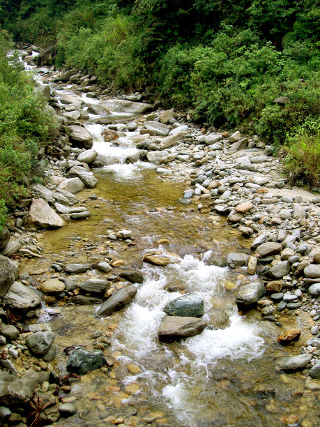 厄瓜多尔通古拉瓦省圣水镇的瀑布和河流泻湖图片下载