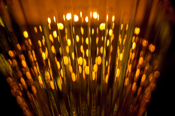 大型商店陈列室的装饰灯背景。图片下载