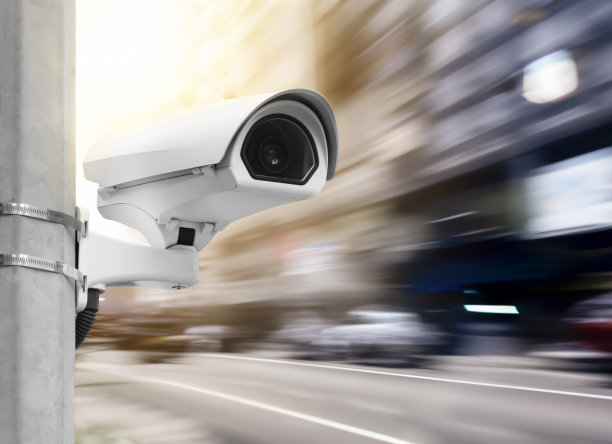 现代公共闭路电视摄像机在运动模糊交通道路在日落背景与复制空间和剪辑路径图片下载