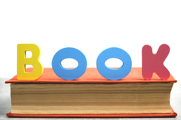 英语字母表的彩色字母。单词书。书的背景是白色的。图片下载