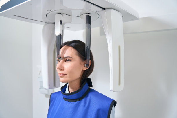 黑发女人正在x光室做诊断图片下载