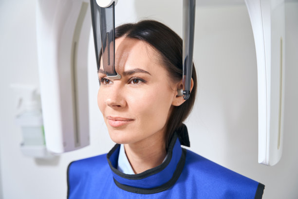 年轻的病人正在x光室做诊断图片下载