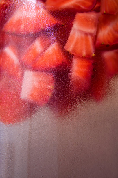 草莓在冷水中的质地图片下载