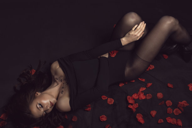 画室里有雀斑的女孩图片下载