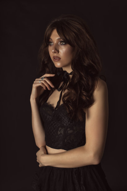 画室里有雀斑的女孩图片下载