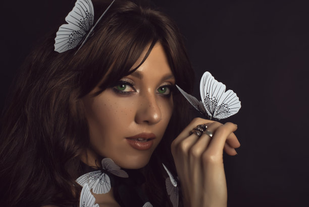 画室里有雀斑的女孩图片下载