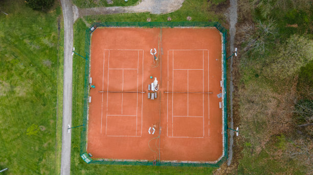 用作娱乐和网球训练的网球场的鸟瞰图。户外公共运动区。背景纹理的概念。图片下载