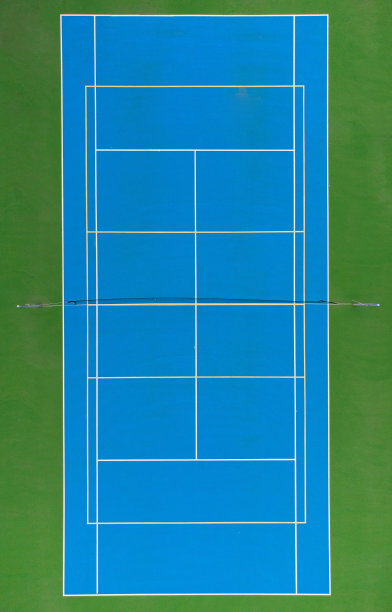 网球蓝色的法院。从无人机上看。航空摄影图片下载