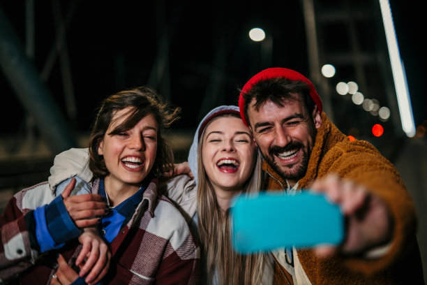 社交媒体中的自拍图片下载