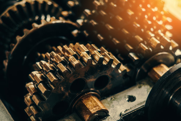机械齿轮在机油中的特写。变速箱修复。背景。图片下载