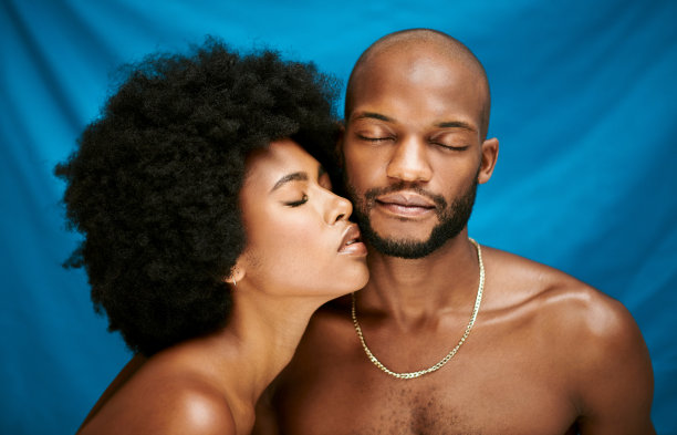 一对美丽的非洲夫妇闭着眼睛站在那里，宣传清洁肌肤。两名年轻的男性和女性皮肤完美，容光焕发图片下载