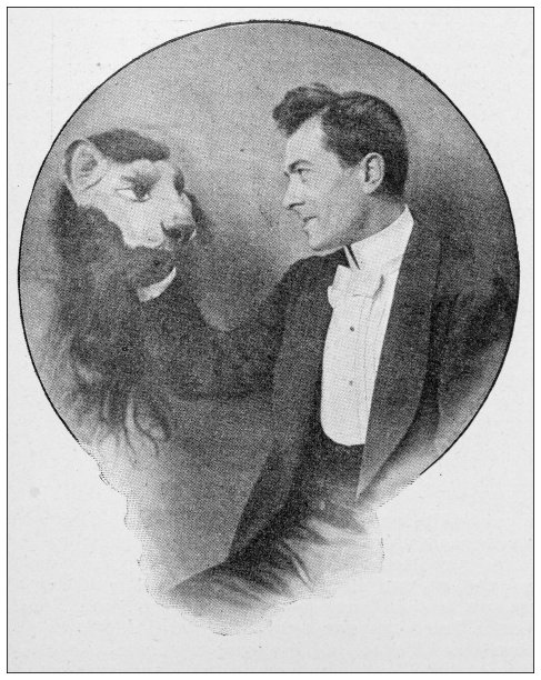 古董照片:戴着狮子面具的演员图片下载