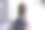 女学生，转身挥手告别，去上学，住在里约热内卢贫民窟一个贫穷而简陋的地方图片下载