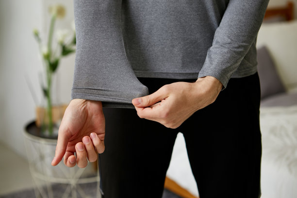 衣服弹性测试。图片下载