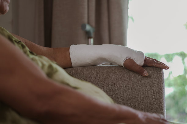 戴着石膏的老人的手臂和手腕图片下载