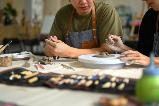 陶艺车间人塑陶土，创意活动，手工艺及爱好概念。图片下载
