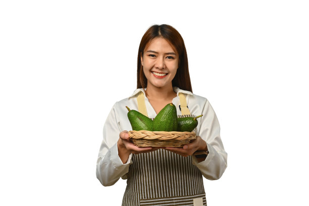 迷人的亚洲女人拿着白色背景的牛油果篮子。素食，健康生活理念。图片下载