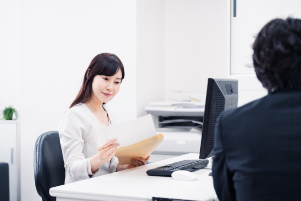 在办公室做文书工作的女员工图片下载