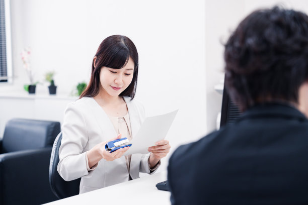 在办公室做文书工作的女员工图片下载