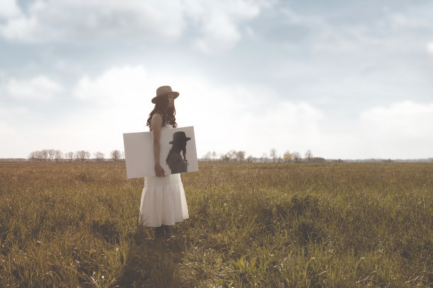 超现实的女人带着一幅自画像，抽象的概念画图片下载