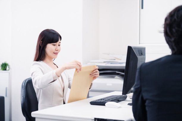 在办公室做文书工作的女员工图片下载