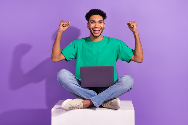 年轻人的全身照片，疯狂的玩家赌博成瘾拳头欢呼，在线玩家庆祝胜利孤立的紫色背景图片下载