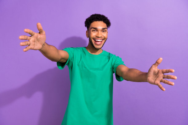 照片中有趣兴奋的小伙子摊开双臂邀请顾客打折低价开店孤立的紫色背景图片下载