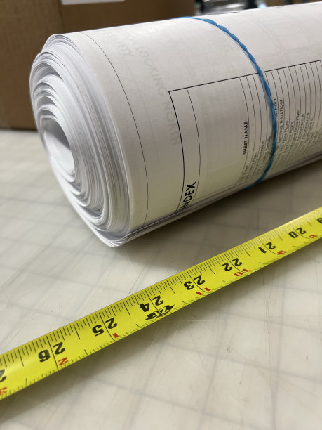 打印台上的一卷厚厚的蓝图。图片下载