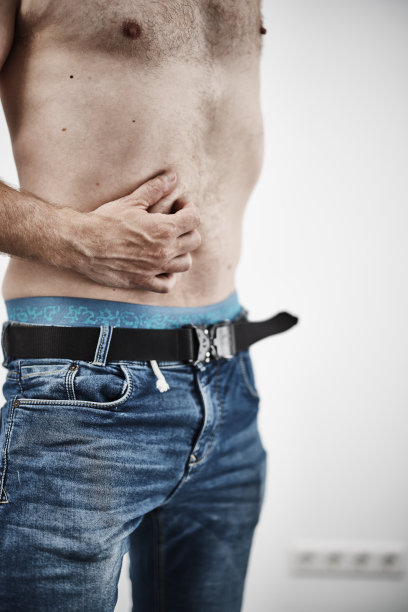 男性抱着肚子疼图片下载