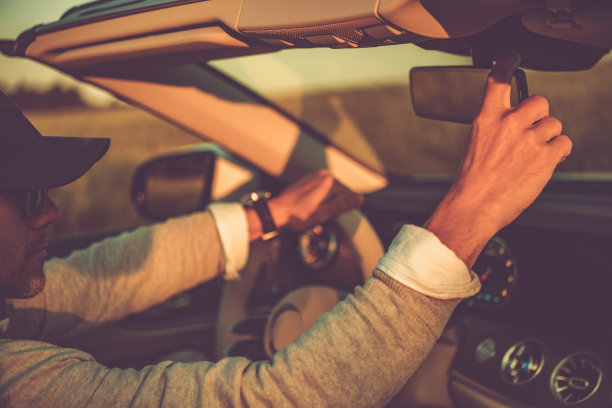 开敞篷车的有钱白人图片下载