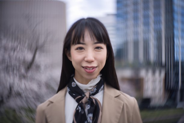 一个日本女人在樱花后面的漩涡肖像特写图片下载