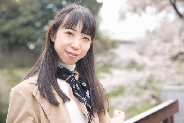 东京樱花后的日本妇女肖像图片下载