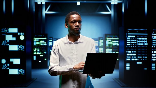 IT专家在大型机之间穿梭图片下载