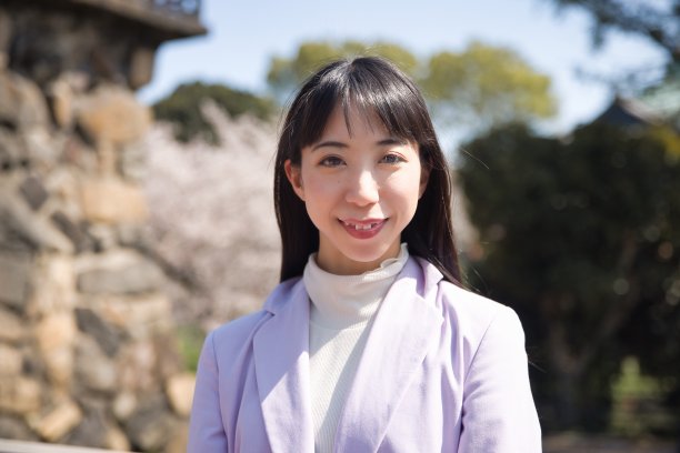 日本妇女在樱花后面的肖像特写图片下载