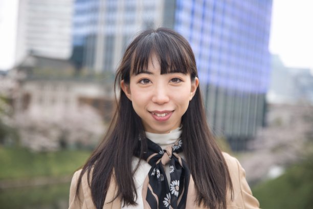 日本妇女在樱花后面的肖像特写图片下载