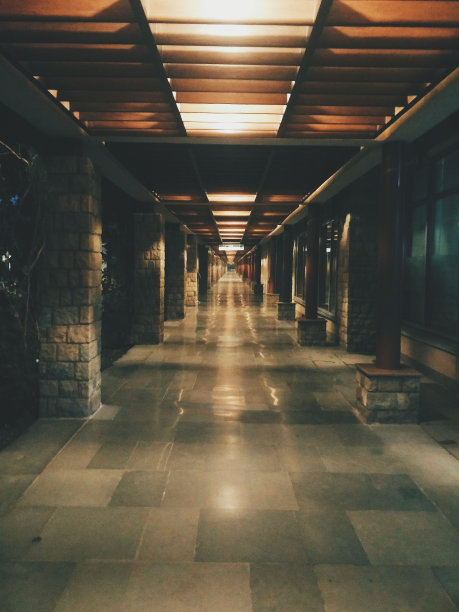 夜晚，地铁站的石砌人行道上灯火通明图片下载