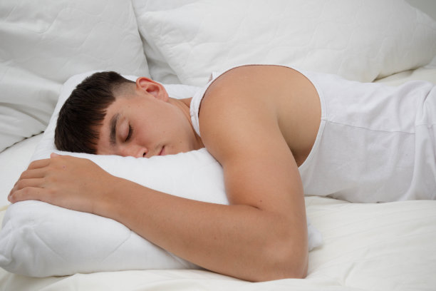 睡在床上的年轻人图片下载