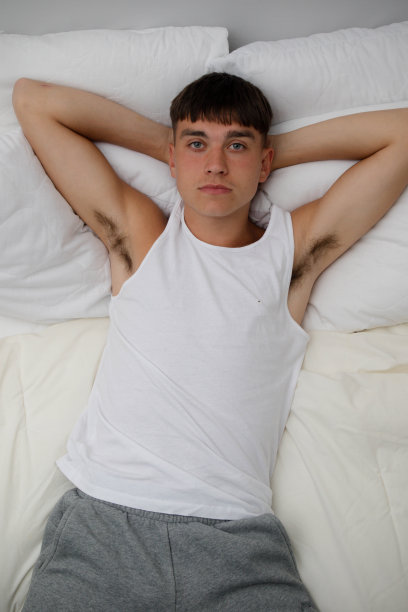 年轻人躺在床上图片下载
