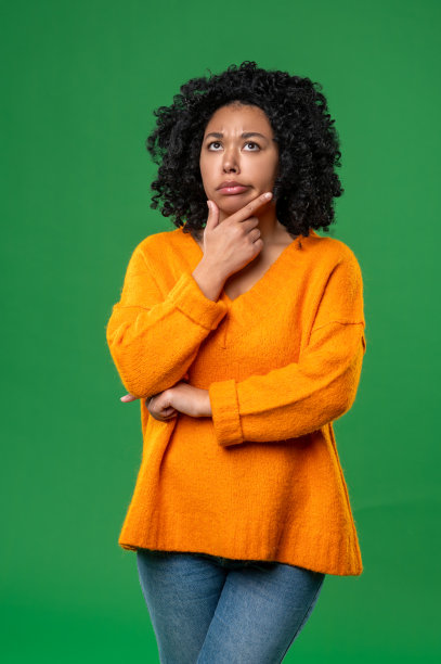 黑头发穿橘色衣服的女人看上去若有所思图片下载